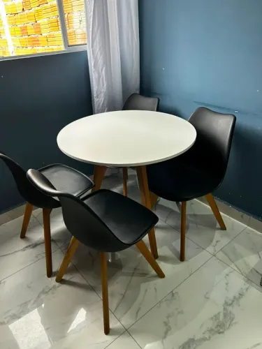 Mesa e cadeiras 