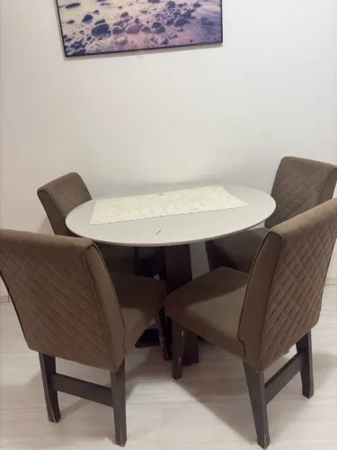 Mesa com 4 cadeiras