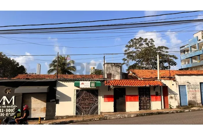Casa de Esquina com 532 m² em Ponta Negra, Renda Ativa e Potencial para Flats