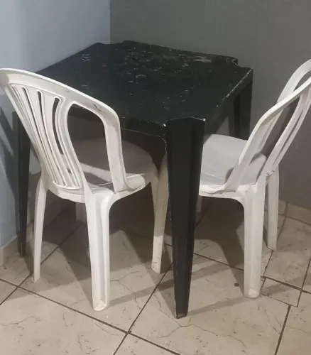 Mesa com duas cadeiras 