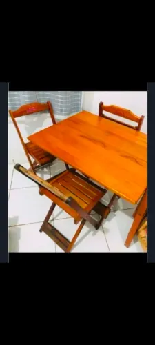 Mesa e 4 cadeiras madeira 450 reais 