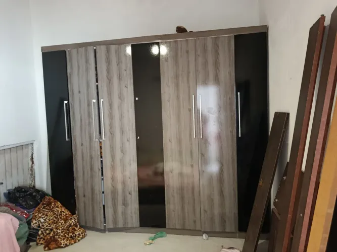 Guarda roupa 6 portas ,com 4 gavetas,c avaria apenas no puxador