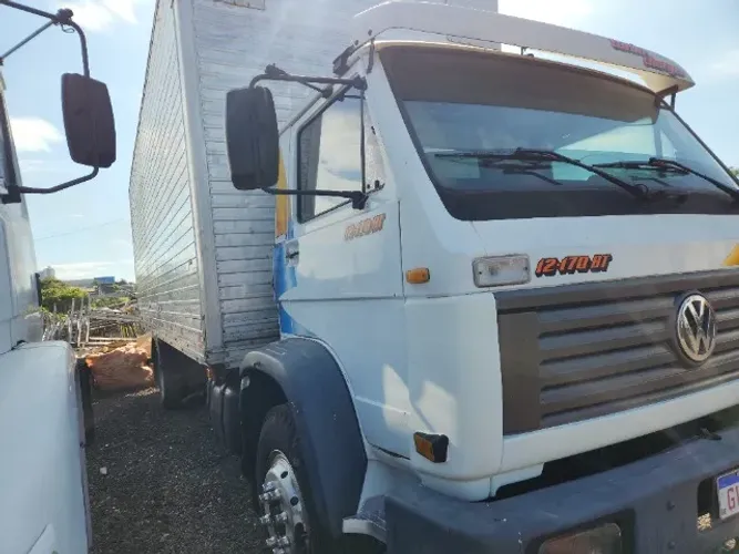 VW Cummins 6cc 12.170 baú de 8 metros