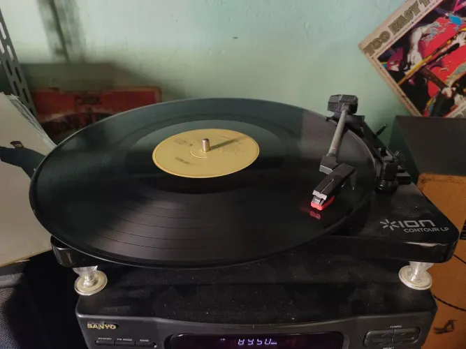 Toca-discos funcionando, plugar na entrada Rca, revisado, bom estado.