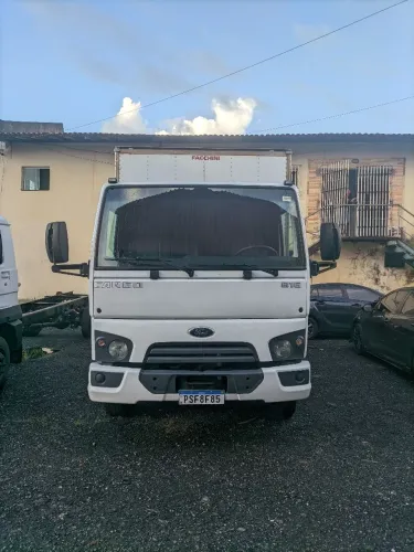 Caminhão 3/4 Ford cargo 816 ano 2015 com KM 800 mil 