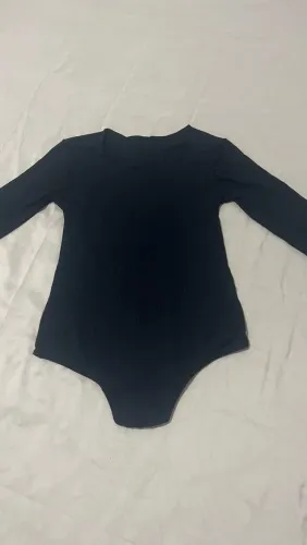 Body preto canelado vazado nas costas**