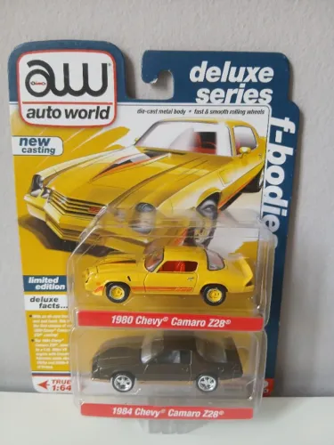 AUTOWORLD CAMARO SET COM DUAS MINIATURAS 1/64 