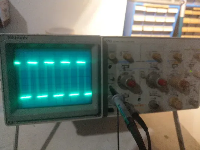 Osciloscópio Analógico 60MHz - Tektronix 2213