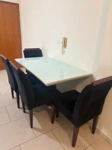 Mesa de jantar c/ 4 cadeiras