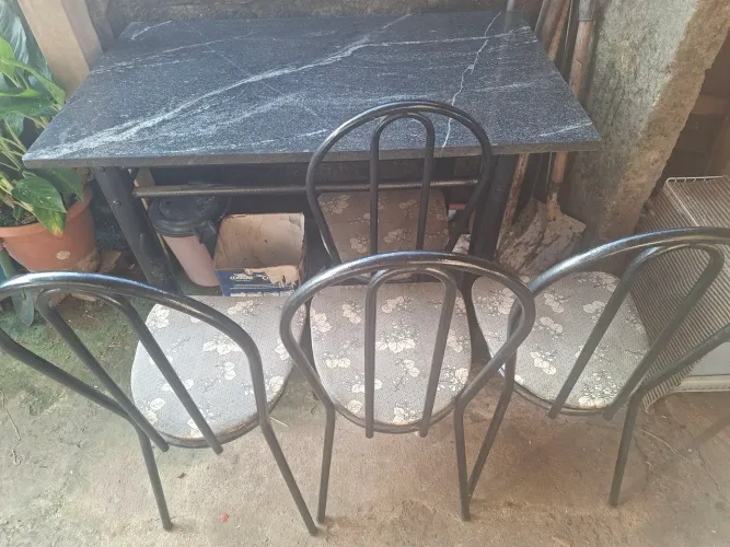 Vendo mesa de mármore com 4 cadeiras