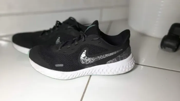 Tenis Nike Revolution 5 Rebel Original Preto e Branco de corrida esportivo