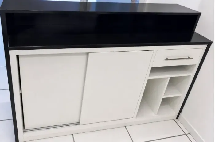 Balcão de atendimento para loja seminovo preto e branco 1,10m
