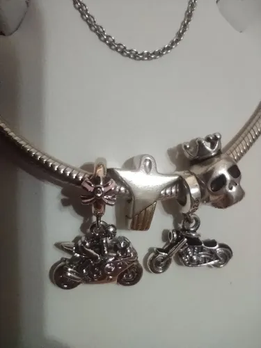 Pulseira Vivara Life com quatro berloques de moto, caveira e Cristo Redentor