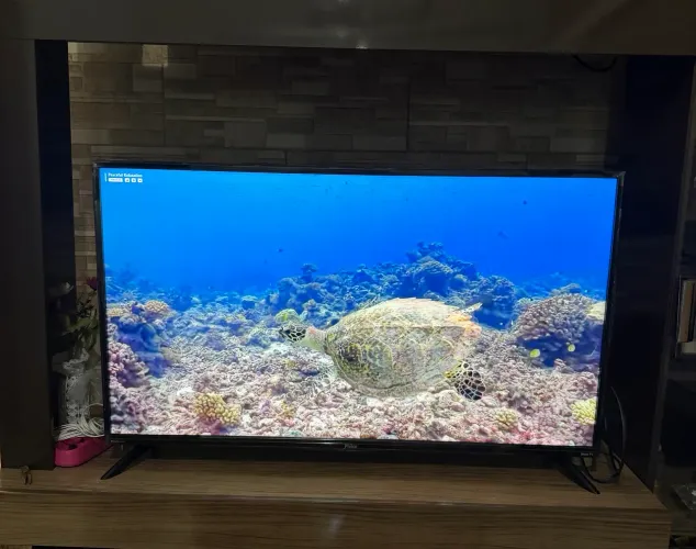 A Smart TV LED 42" polegadas Philco PTV42G6FR2CPF com plástico nas bordas.