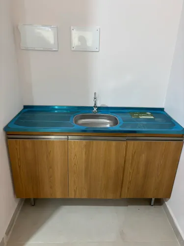 Bancada com pia e torneira