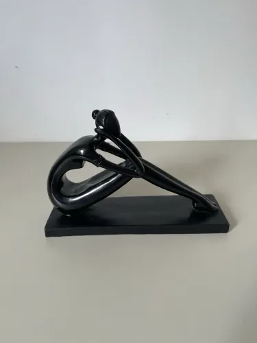 Escultura mulher na cor preto 