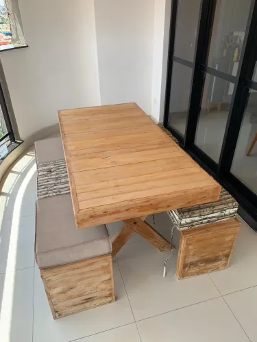 Mesa em madeira com 2 bancos e almofadas 