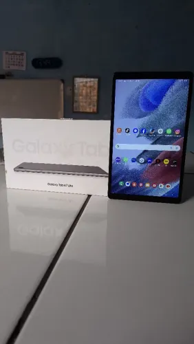 Tablet Tab A7 Lite Samsung 8.7 polegadas 32Gbs Chip 4G faz ligacao (Act cartao )