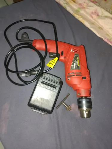 vendo essa furadeira para concerto funciona só madril está com prblema