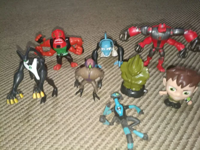 Bonecos personagens de Ben 10. Kit com 08 peças.