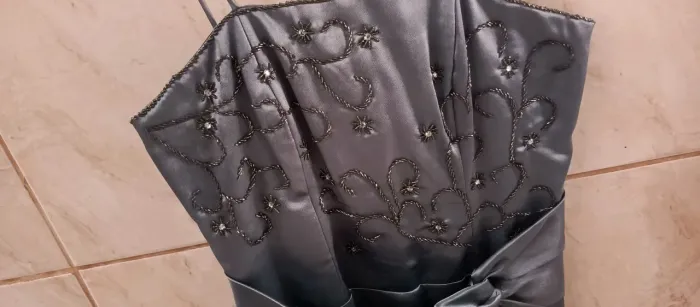 Vestido Cinza de Cetim com bordado Tamanho 44