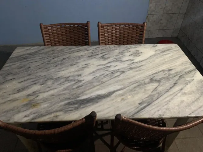Mesa com tampo de mármore,seis cadeiras.