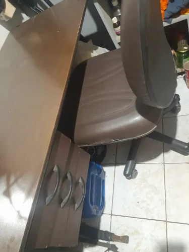 Escrivaninha com cadeira 