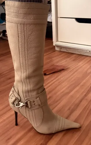 Bota em couro, cano longo, marca para raio, salto fino, tamanho 33
