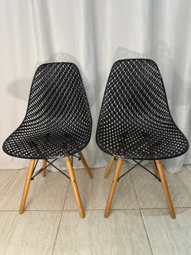 Cadeira Eames Eiffel Preta Vazada