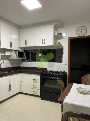 Casa tríplex para locação , 03 Quartos sendo 01 Suíte ,02 vagas - Jardim Vitória  Macaé  R