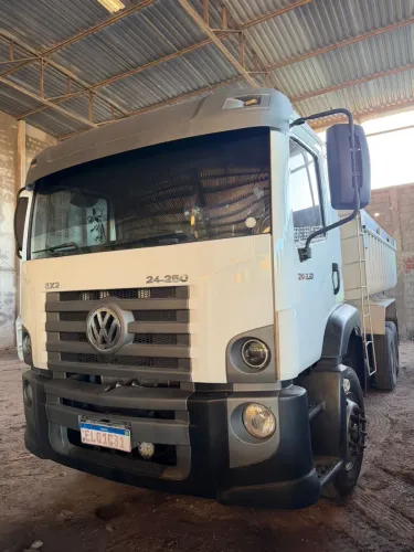 Caminhão 24-250 muito novo