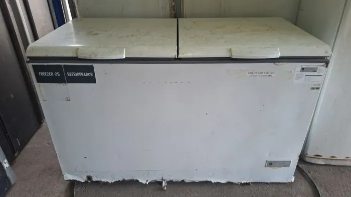 Freezer dua portas, tampa cega. Valor: 1.350,00 reais.