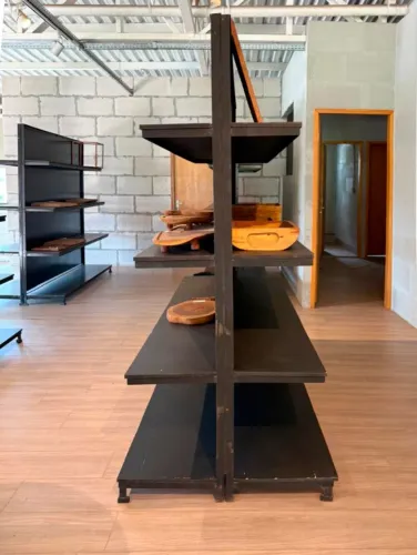 Expositor em ferro e 4 prateleiras em madeira