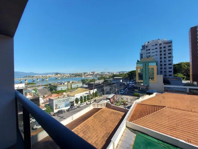 Top Vision | Centro | 2 quartos (1 suíte), sacada com churrasqueira e 2 vagas de garagem