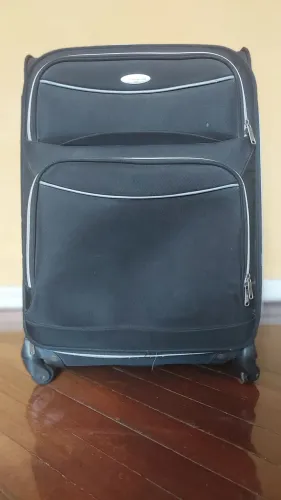 Mala Samsonite na cor preta, com 5 compartimentos e rodinhas