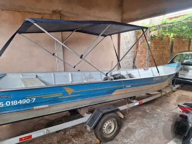 Barco 6 metros borda alta, motor de 25hp partida elétrica.