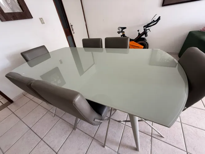 Mesa tampo de vidro 6 cadeiras Jacaúna 