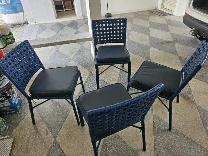 Quatro cadeiras com almofadas