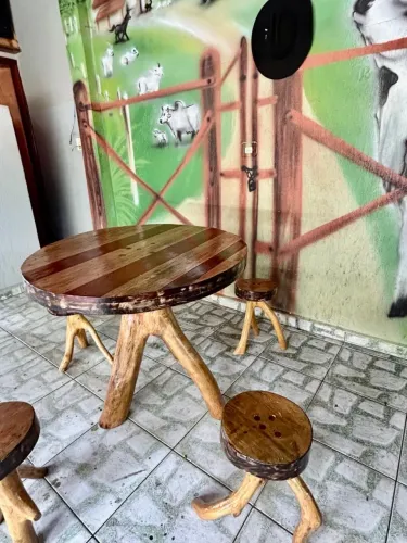 Mesa rústica com 4 banquetas