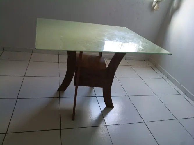 Vendo mesa de vidro de 4 cadeiras ObS Só a mesa