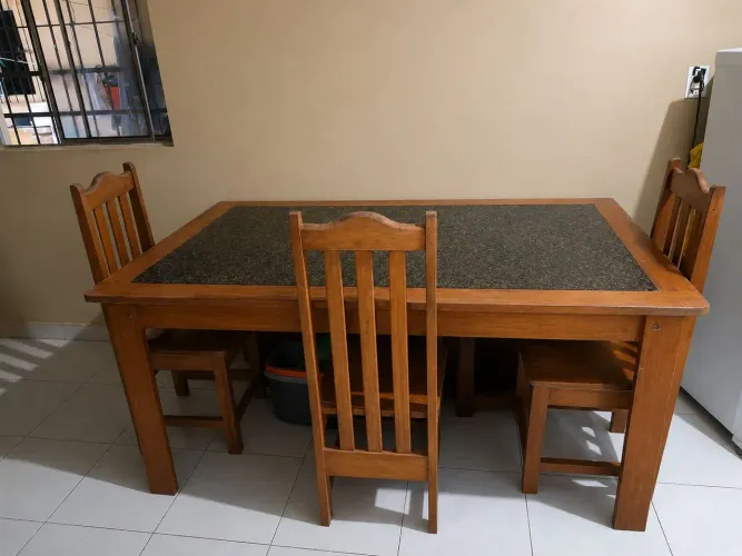 Mesa de madeira com pedra de mármore 