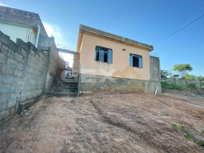 Casa à Venda com 03 Quartos no Bairro Davanuze em Divinópolis MG.