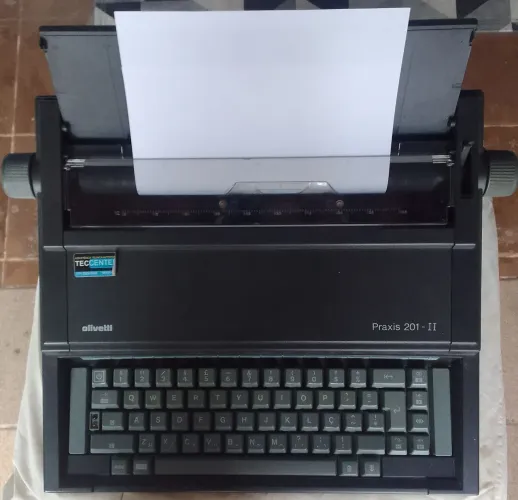 Vendo uma máquina de escrever marca Olivetti Praxis 201 elétrica . Valor: R$. 250,00