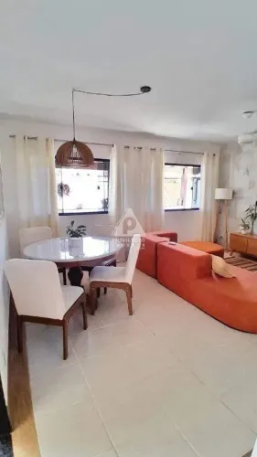 Excelente casa duplex próxima à Av. Central, ao lado de comércios! à venda