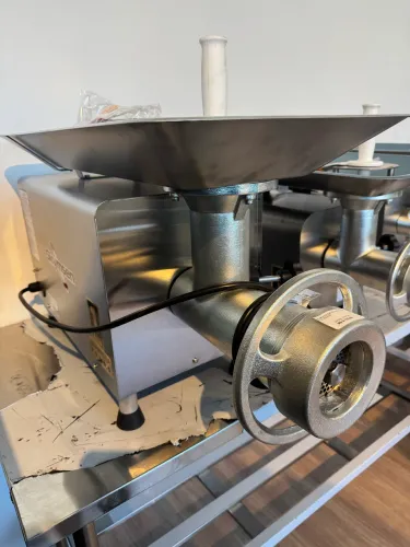 Moedor de carne inox boca 98 Skymsen 220v novo