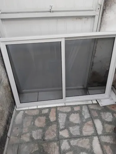 Janela de aluminio branca fumê
