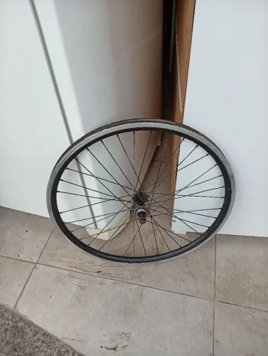 Roda 24 aero dianteira.