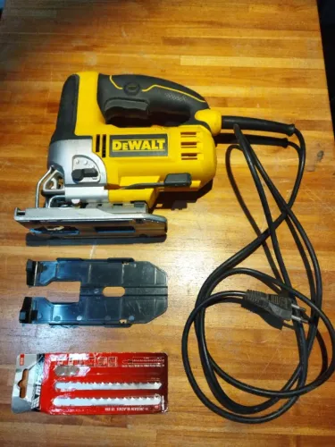 Serra Tico-Tico DeWalt DW300 Profissional - Estado de Nova (Pouco Uso)