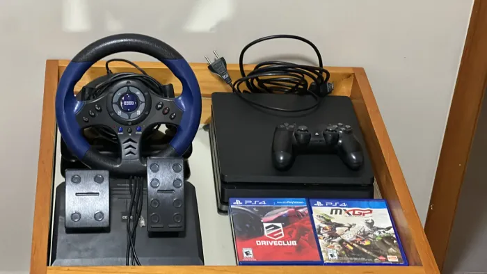 PS4 Slim + Hori Racing Wheel + 2 Jogos