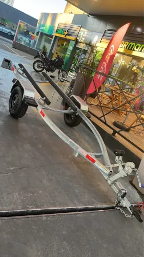 Carretinha para jet ski galvanizada Emplacada e só usada para trazer o jet
